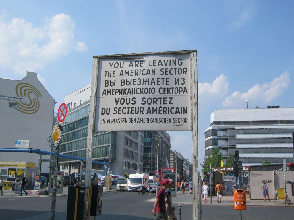 Panneau de sortie à Checkpoint Charlie à Berlin