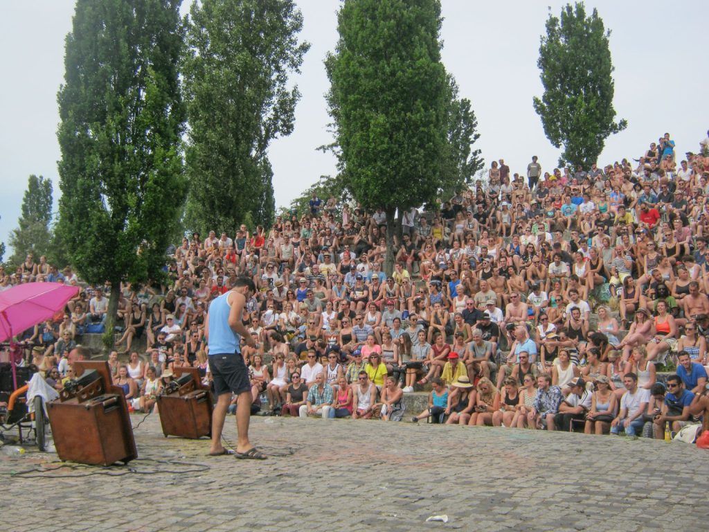 Karaoké en plein air à Mauerpark à Berlin
