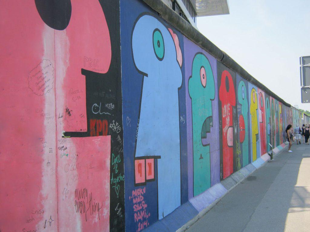 Une partie du Mur de Berlin avec des fresques