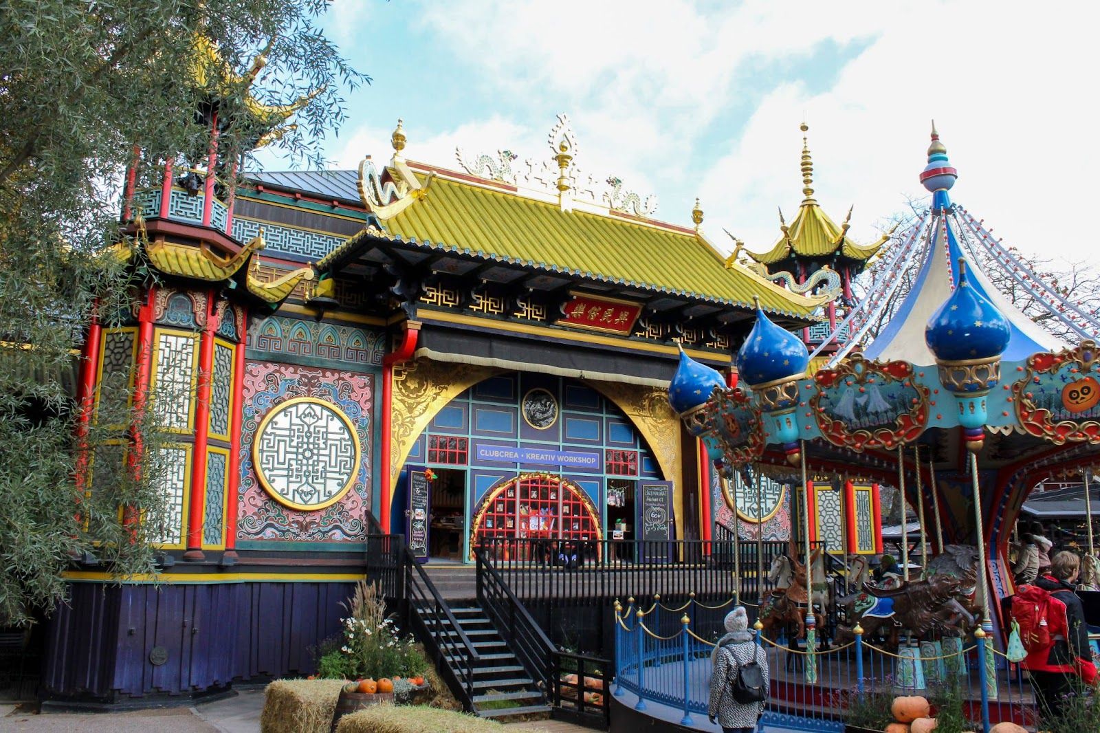 Manèges dans le parc d'attractions Tivoli à Copenhague