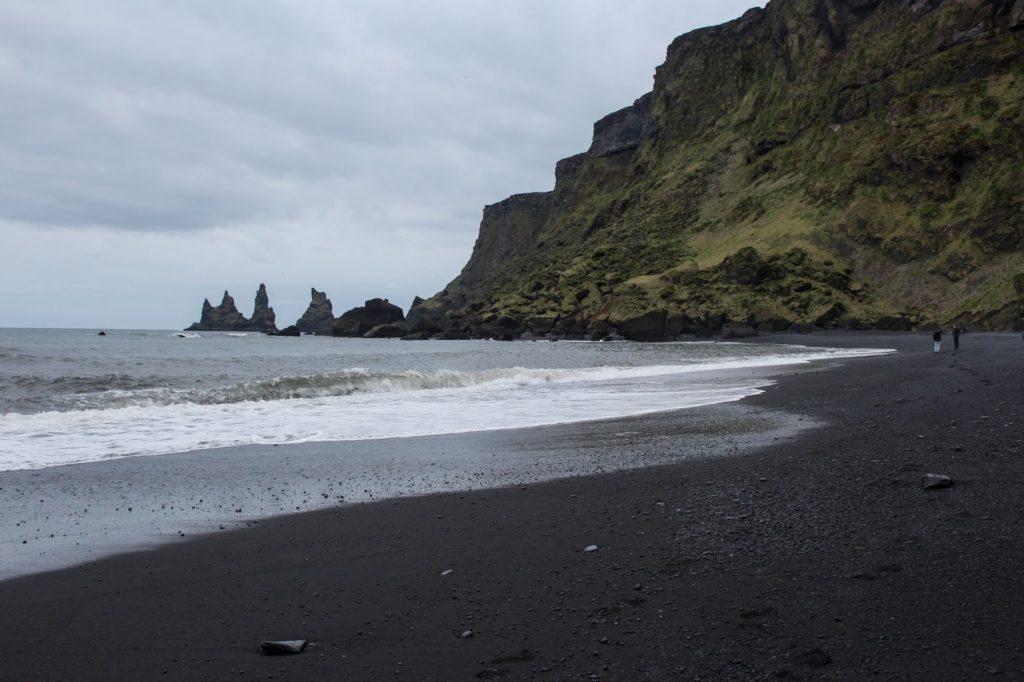 Plage de sable noir à Vik en Islande