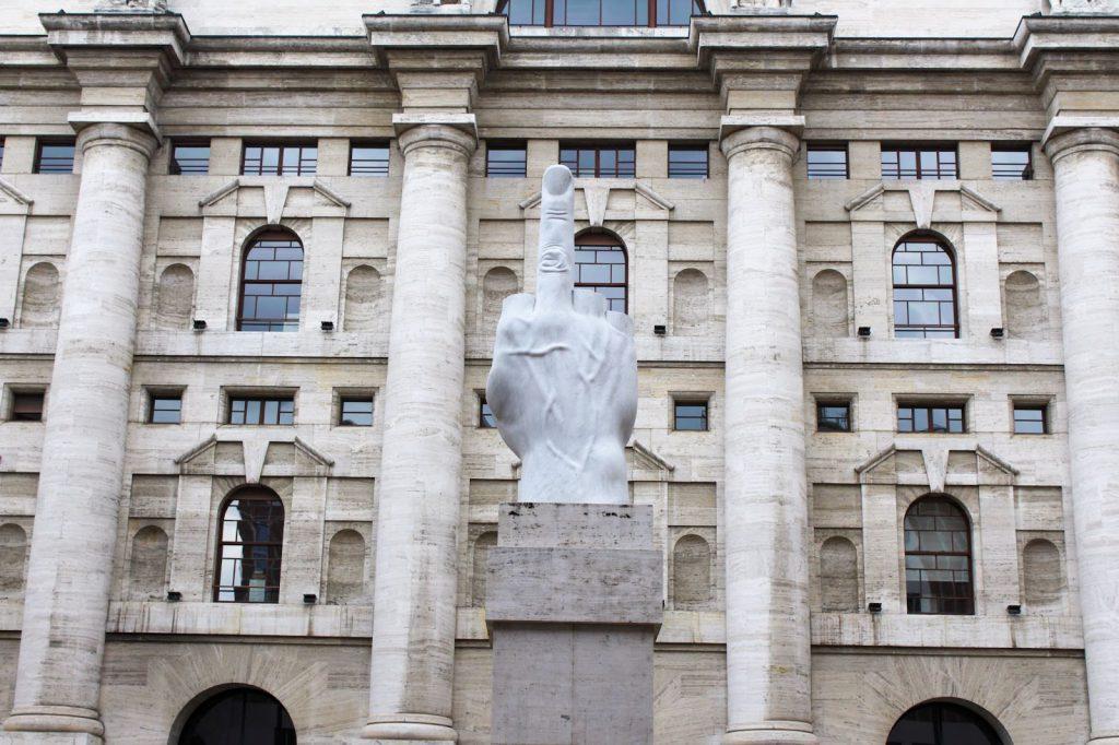 La sculpture L.O.V.E est située devant la Bourse Italienne à la Piazza degli Affari à Milan.