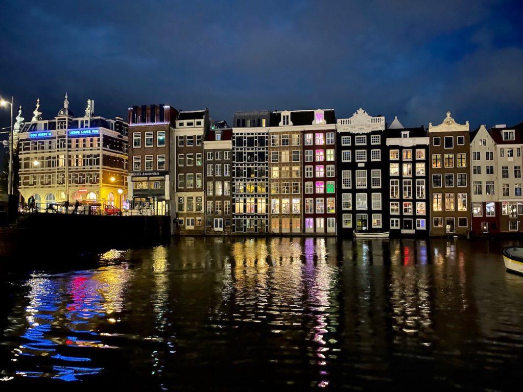 Immeubles de nuit depuis un bateau à Amsterdam
