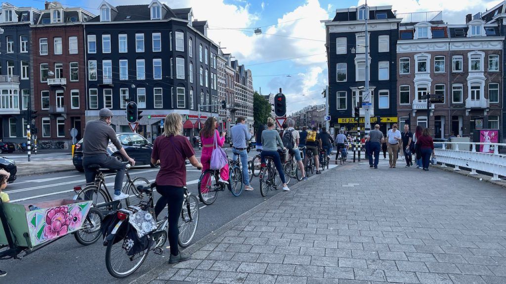 Des cyclistes dans les rues d'Amsterdam