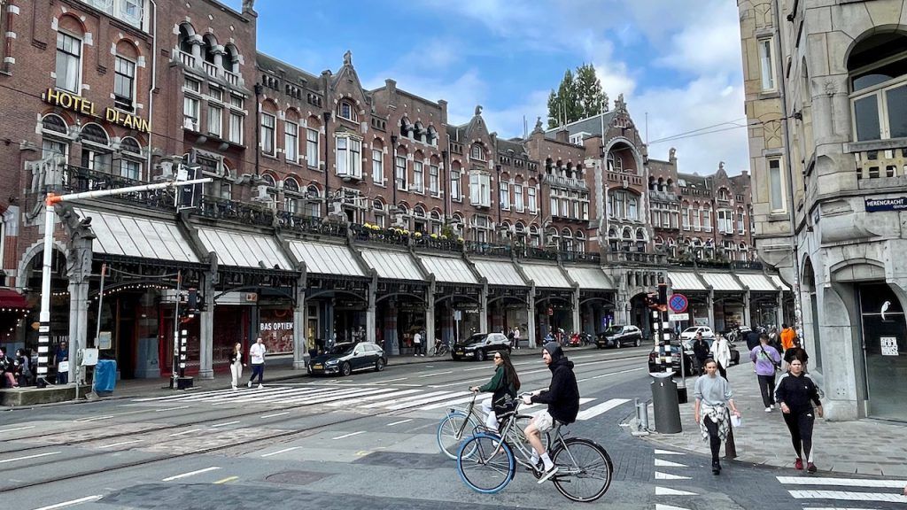 Des personnes faisant du vélo à Amsterdam