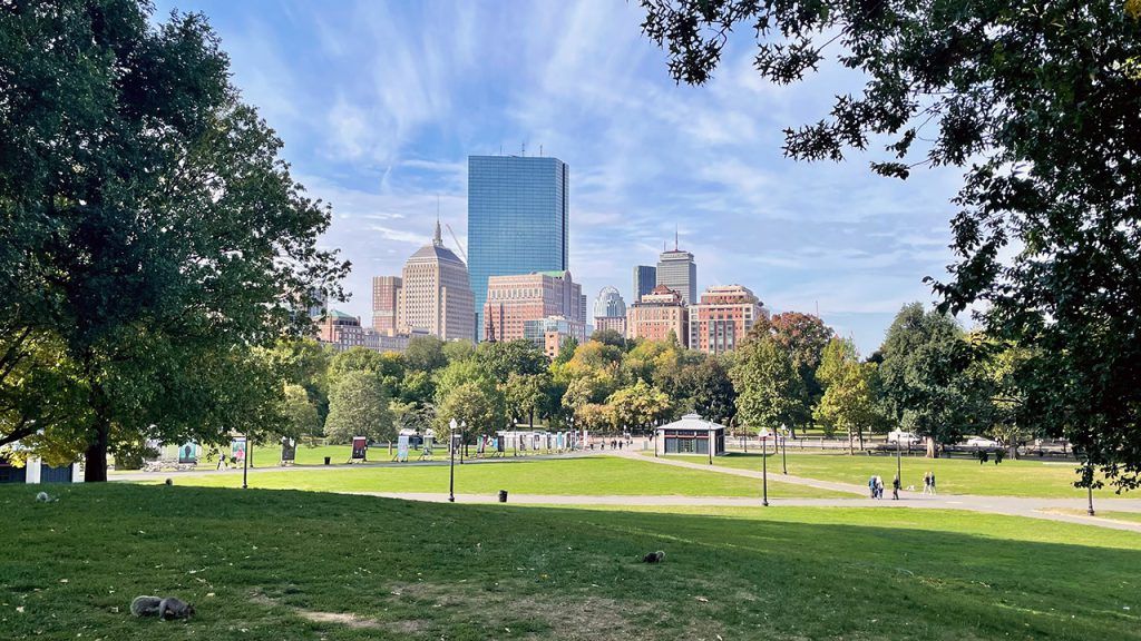 Vue sur la skyline de Boston depuis le parc Boston Common