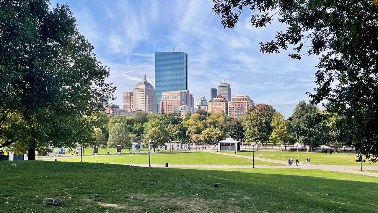 Vue sur la skyline de Boston depuis le parc Boston Common