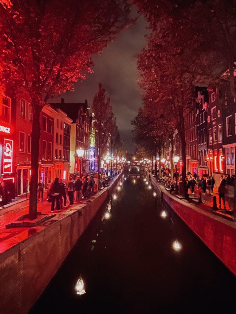 Quartier rouge la nuit à Amsterdam