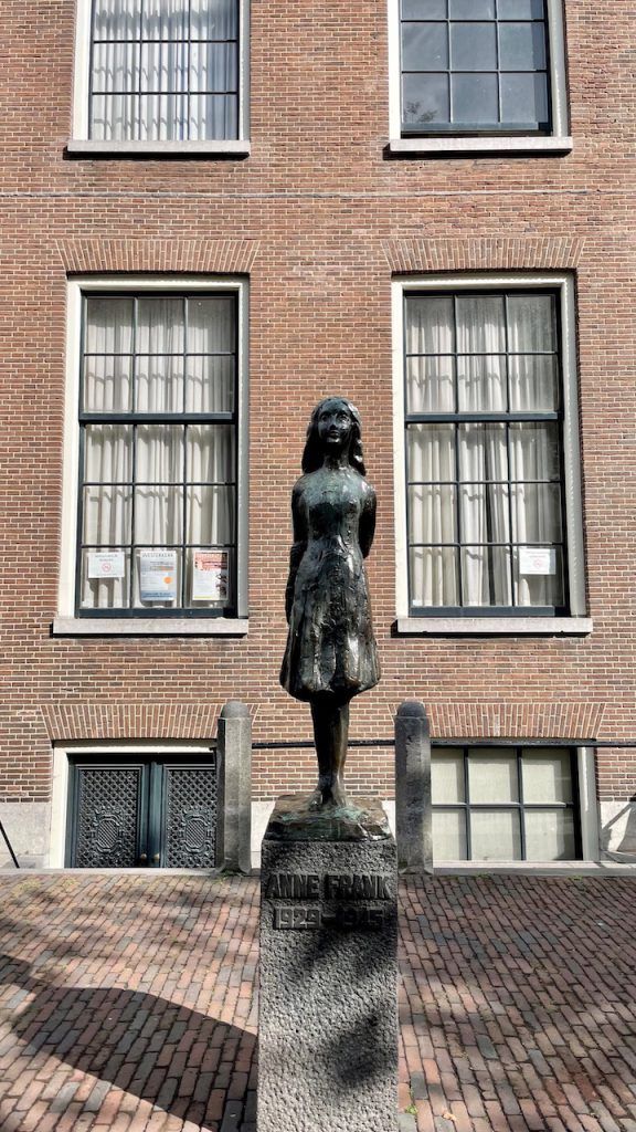 Statue de Anne Franck à Amsterdam