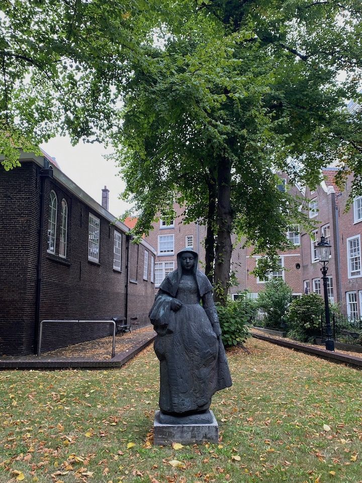 Statue Cornelia au Couvent Begijnhof à Amsterdam