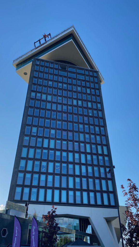 Vue du bas et des balançoires du A'Dam Lookout à Amsterdam