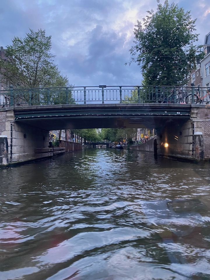 Vue depuis un bateau pendant une croisière à Amsterdam