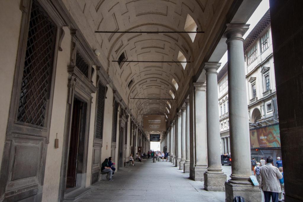 Allée de la Galerie des Offices à Florence