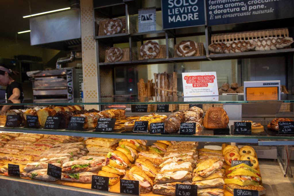 Stands de sandwichs dans le Mercato Centrale à Florence