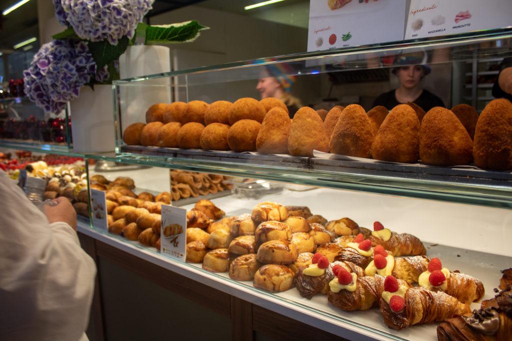 Stands de nourriture dans le Mercato Centrale à Florence