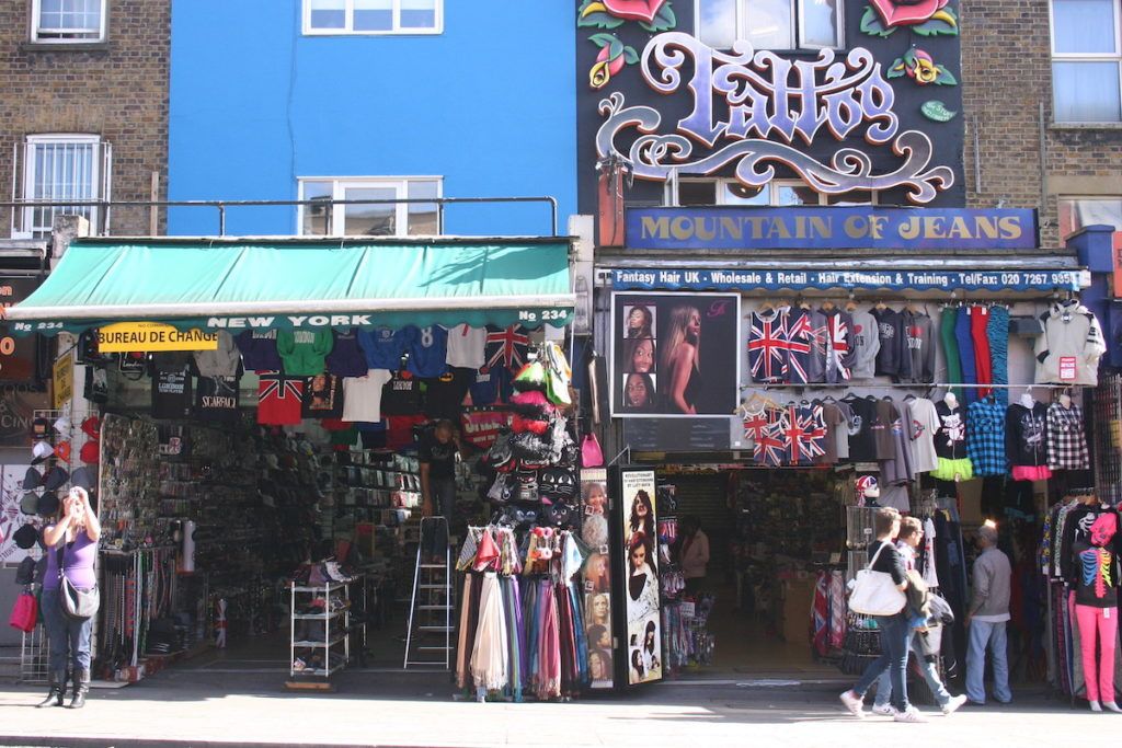 Vue sur des magasins vintage dans le quartier Candem à Londres