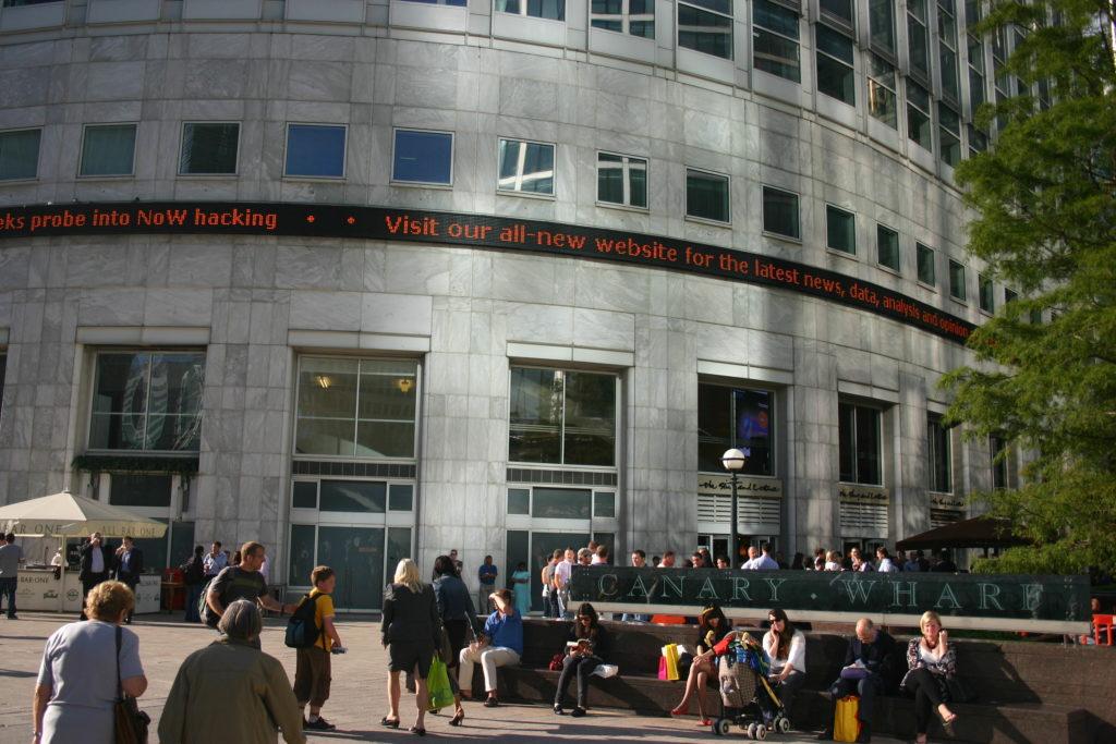 Sortie de bureaux dans le quartier Canary Wharlf à Londres