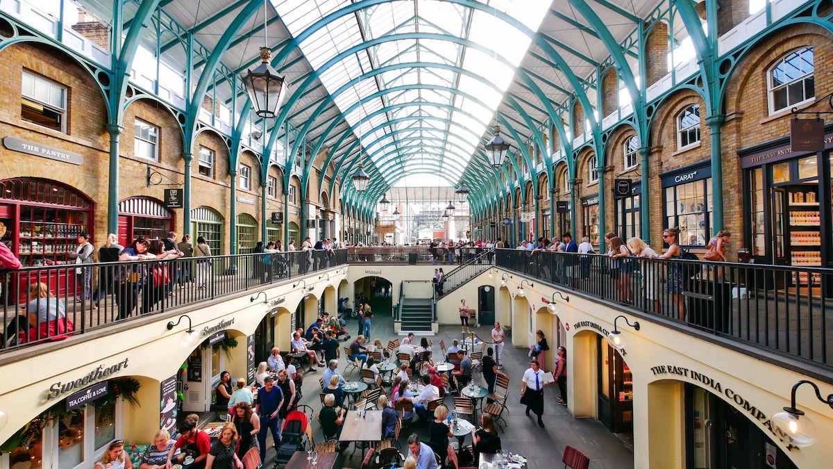 Covent Garden Market est un marché couvert très connu de Londres, situé dans une grande verrière du 19ème siècle.