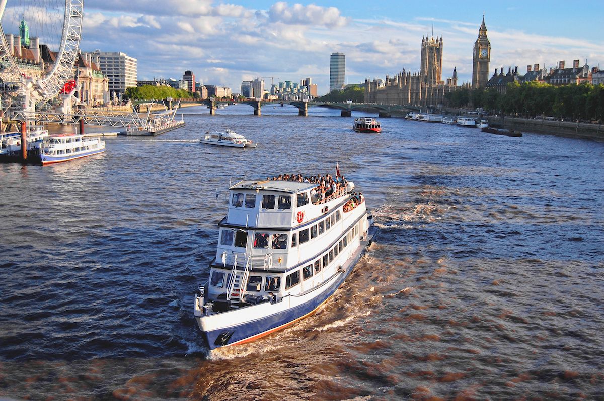 Bateau de croisière sur la Tamise à Londres