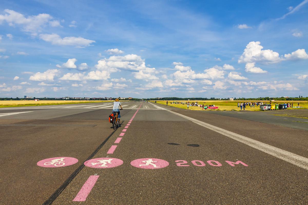 Tempelhofer Feld est un ancien aéroport réaménagé en parc.