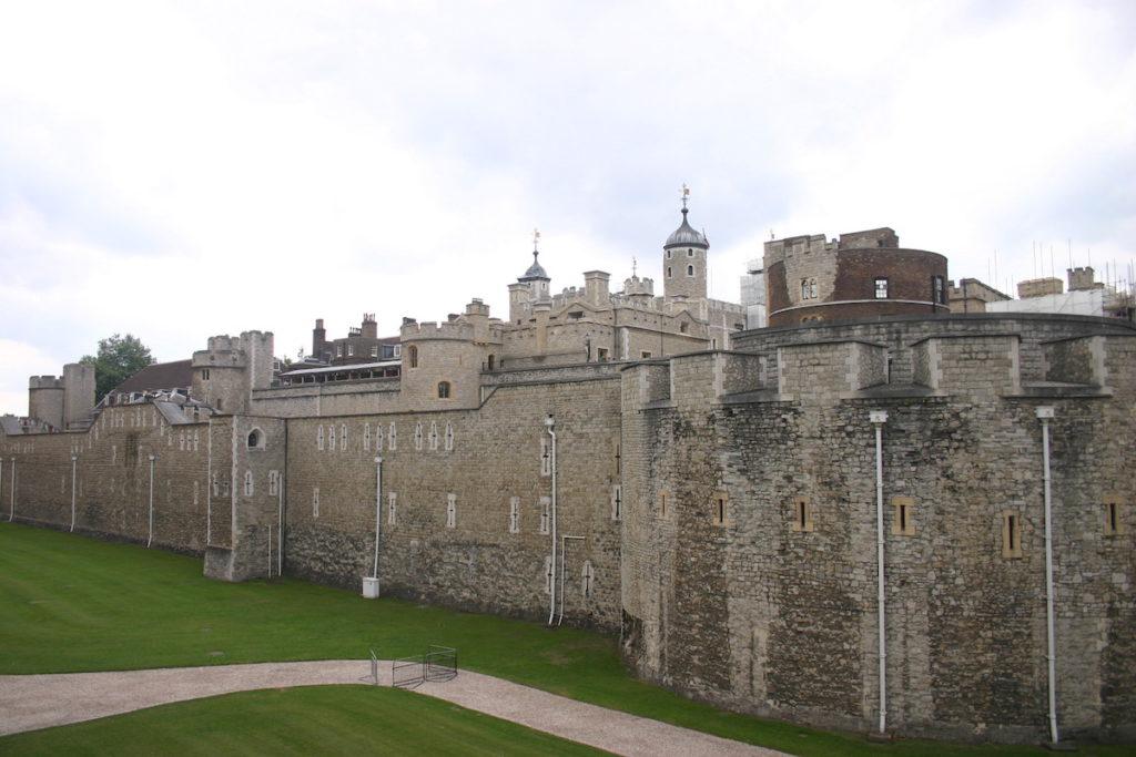 La Tour de Londres ou la Tower of London est un édifice construit sous le règne de Guillaume le Conquérant, inscrit au patrimoine mondial de l’UNESCO