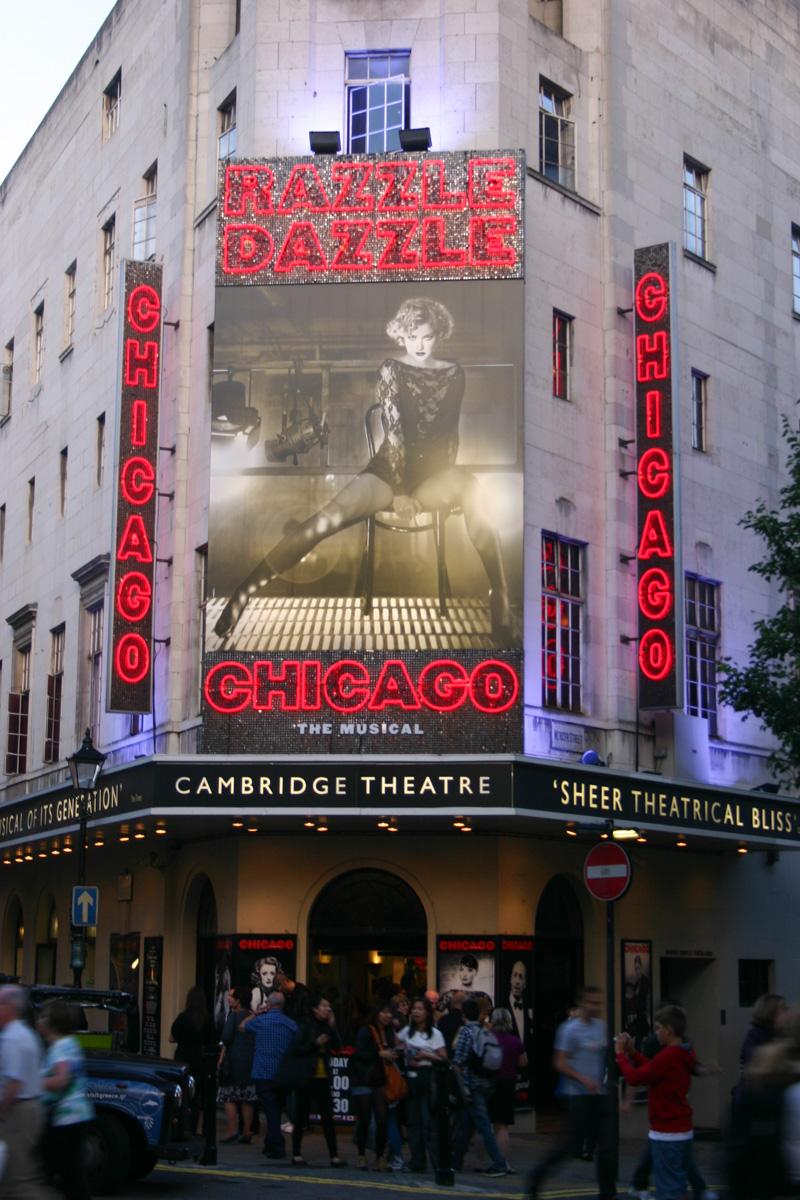 Devanture du Cambridge Theatre à Londres présentant la comédie musicale Chicago