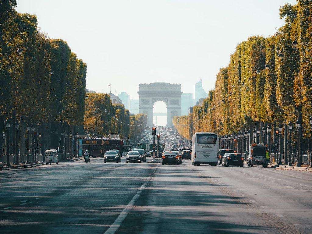 Champs Élysées avec l'Arc de Triomphe en arrière plan