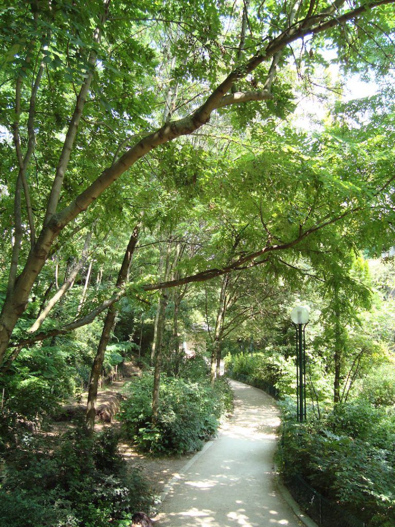 Chemin verdoyant de la Coulée Verte à Paris
