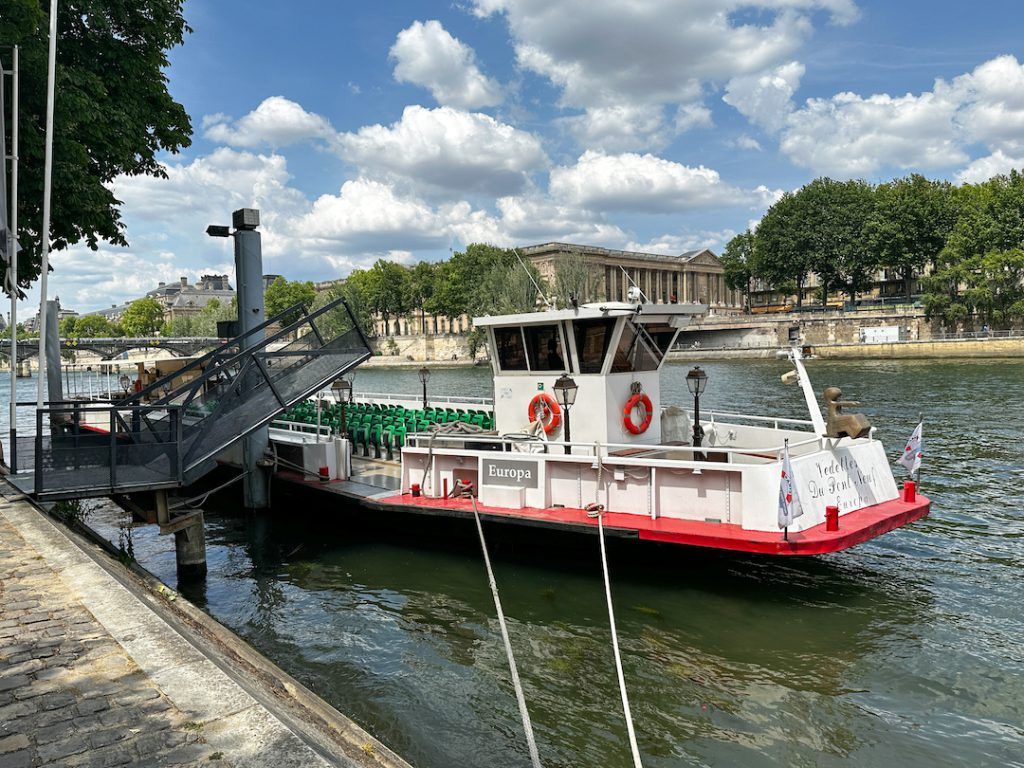 Bateau de croisière sur la Seine