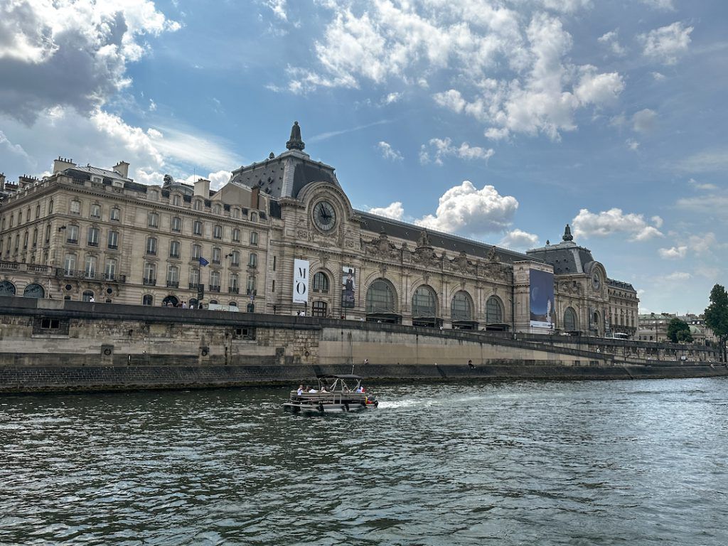 Extérieur du Musée d'Orsay pris depuis un bateau sur la Seine