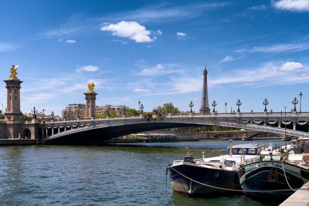 Pont Alexandre III avec la Tour Eiffel en arrière plan à Paris
