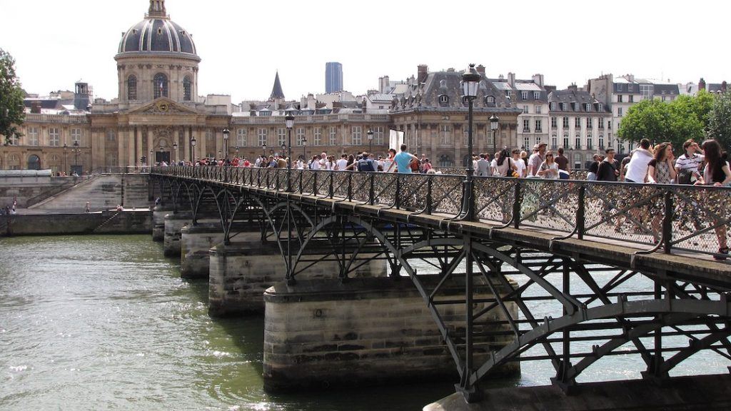 Pont des Arts recouvert de cadenas à Paris
