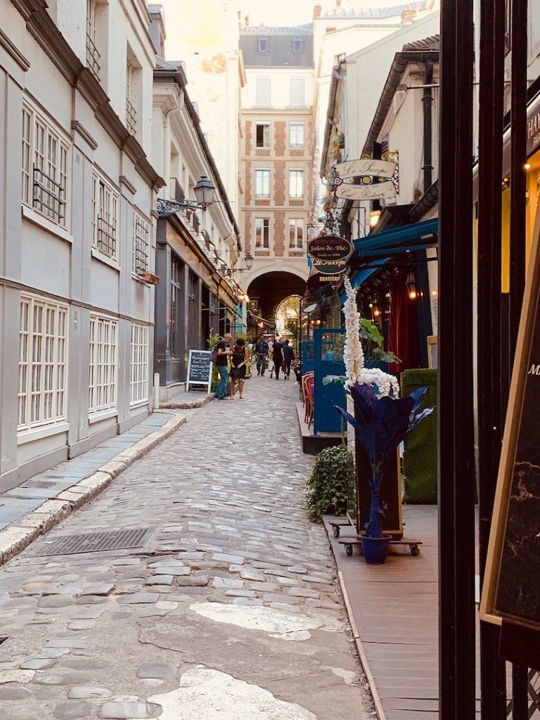Ruelle pavée du quartier latin à Paris