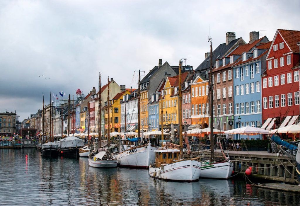 Canal rempli de bateaux dans le quartier Nyhavn à Copenhague
