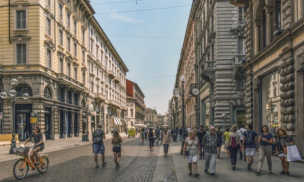 Rue pour faire du shopping à Milan
