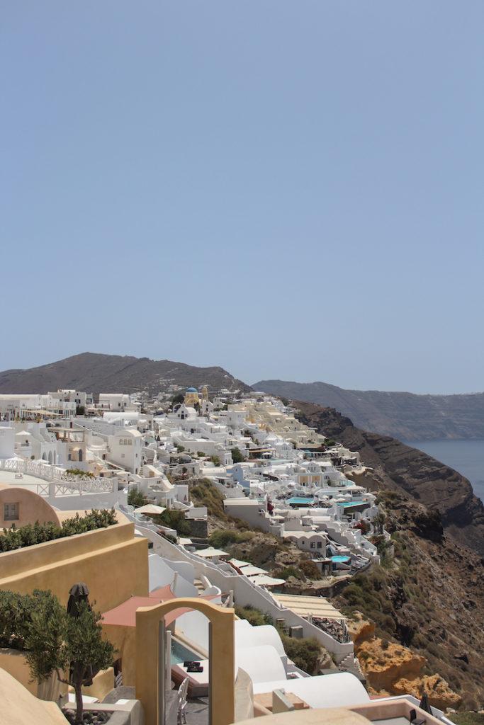 Maisons blanches sur une falaise à Santorin en Grèce