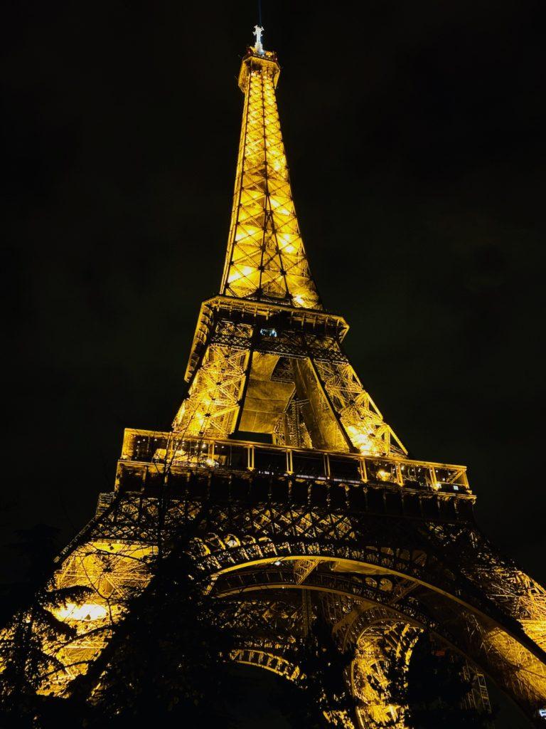 Tour Eiffel éclairée de nuit