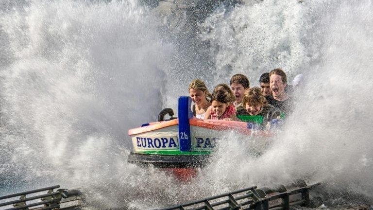 Personnes dans un bateau à Europa Park, parc d'attraction en Allemagne