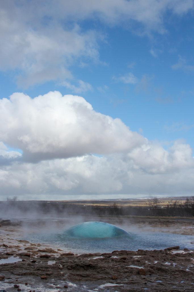 Début d'explosion de geyser en Islande