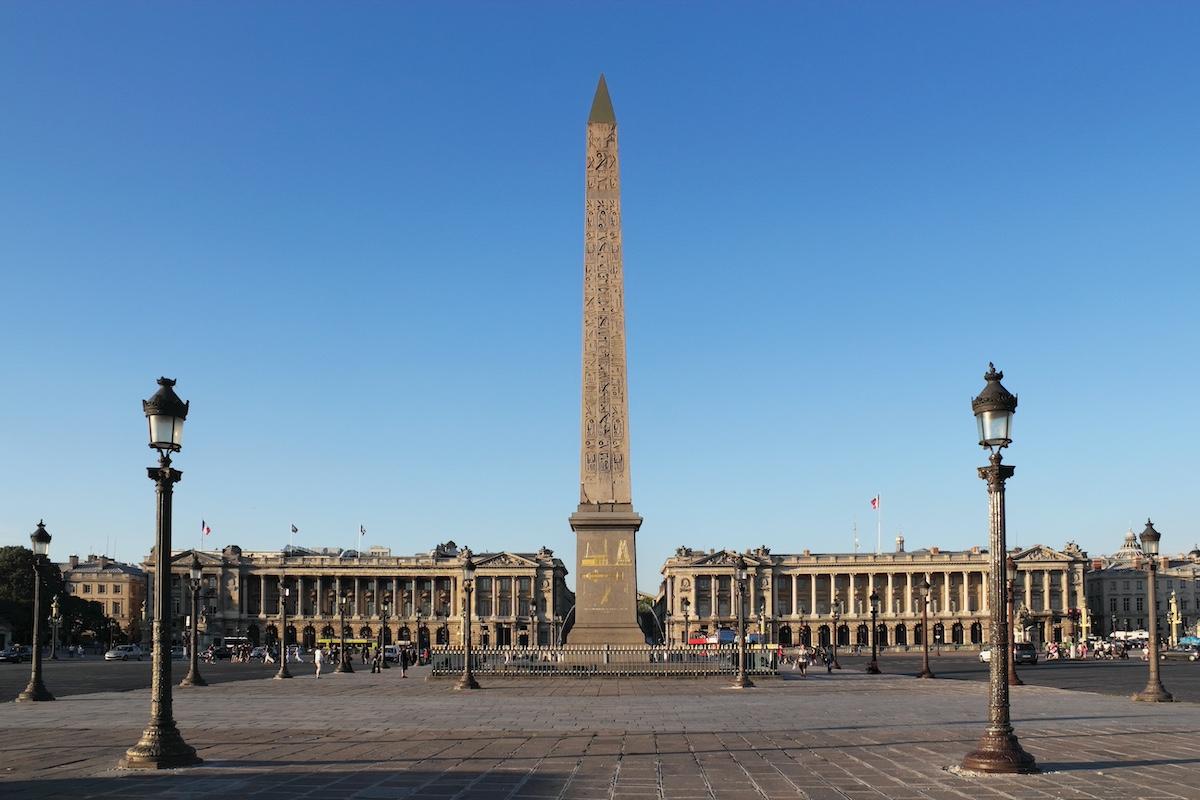 Vue sur l'obélisque qui orne le centre la place de la Concorde à Paris