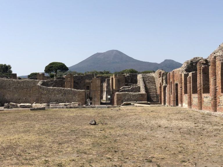 Pompéi avec le Vésuve en arrière plan en Italie