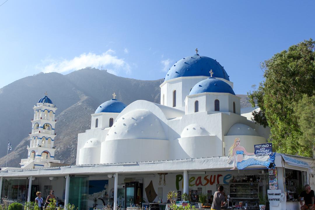 Monument blanc et bleu de Santorin en Grèce