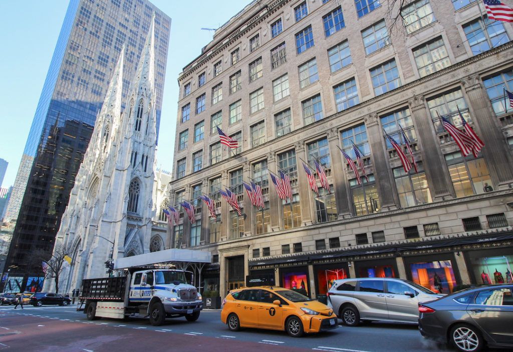 5ème avenue à New York avec la Cathédrale Saint Patrick en arrière plan