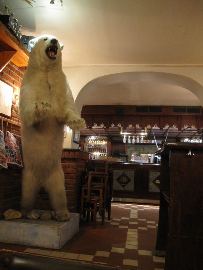 Intérieur du pub Ølhallen à Tromsø