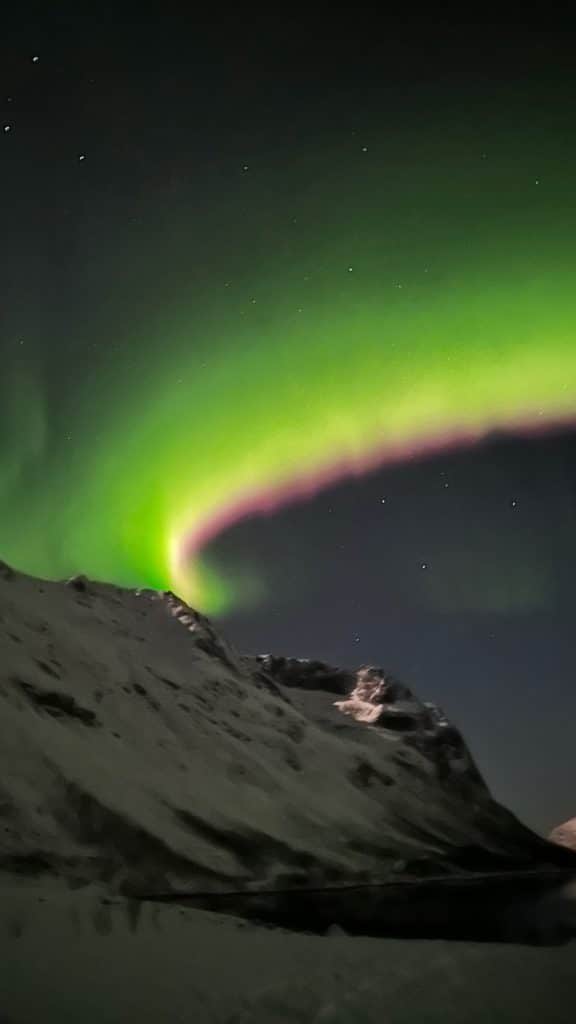 Une aurore boréale de couleur rose à Tromso