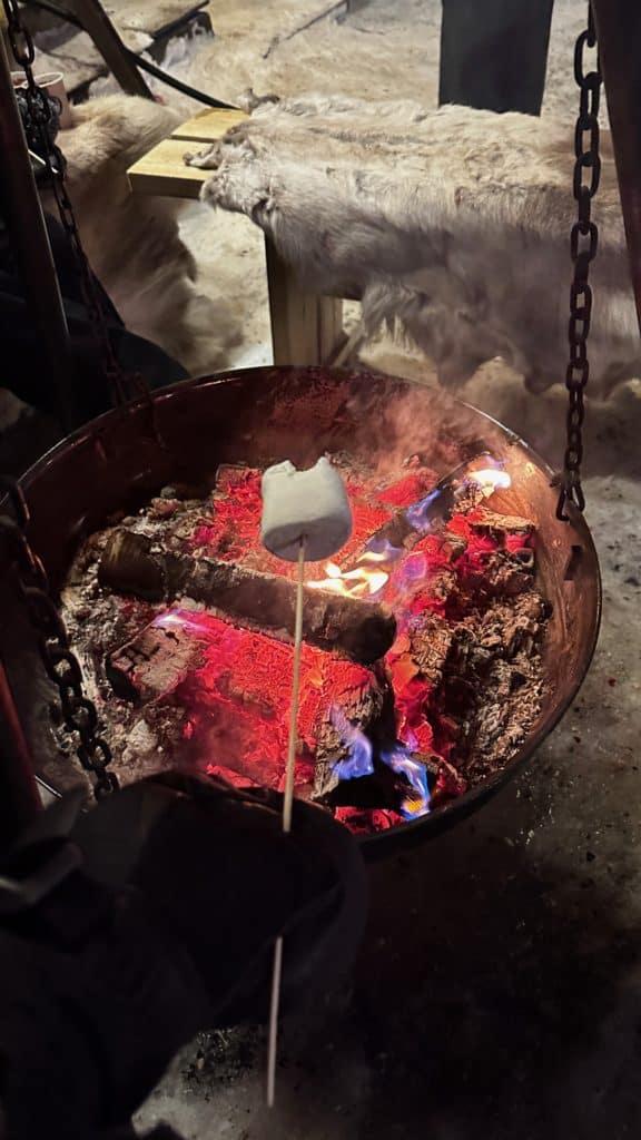 Faire griller des chamallows au Raketten Bar Polse à Tromso en Norvege
