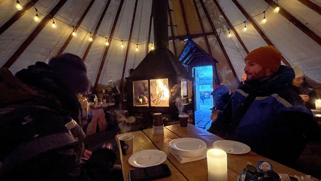 Boisson chaude dans une tente Lavvu à Tromso
