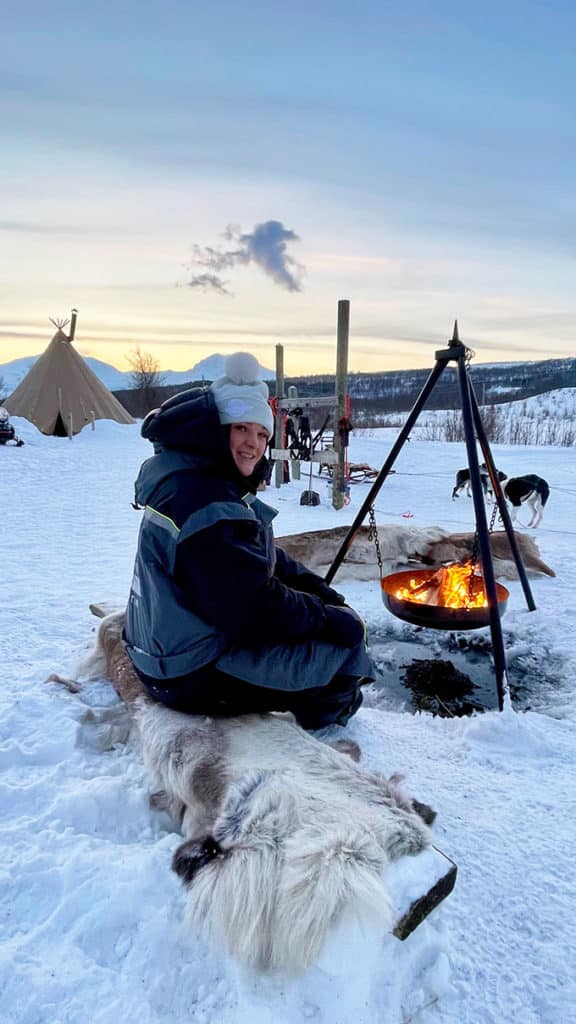 Feu de camp après excursion en chiens de traineau à Tromso