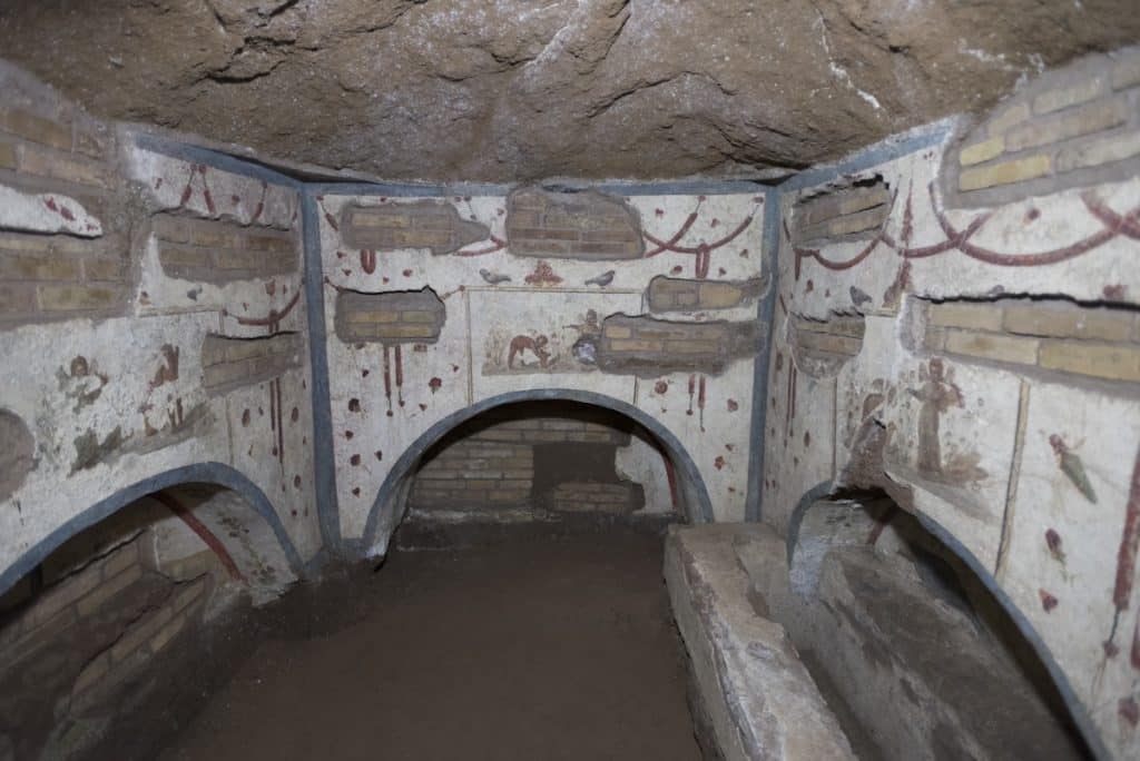 Vue de l'intérieur des catacombes de Rome