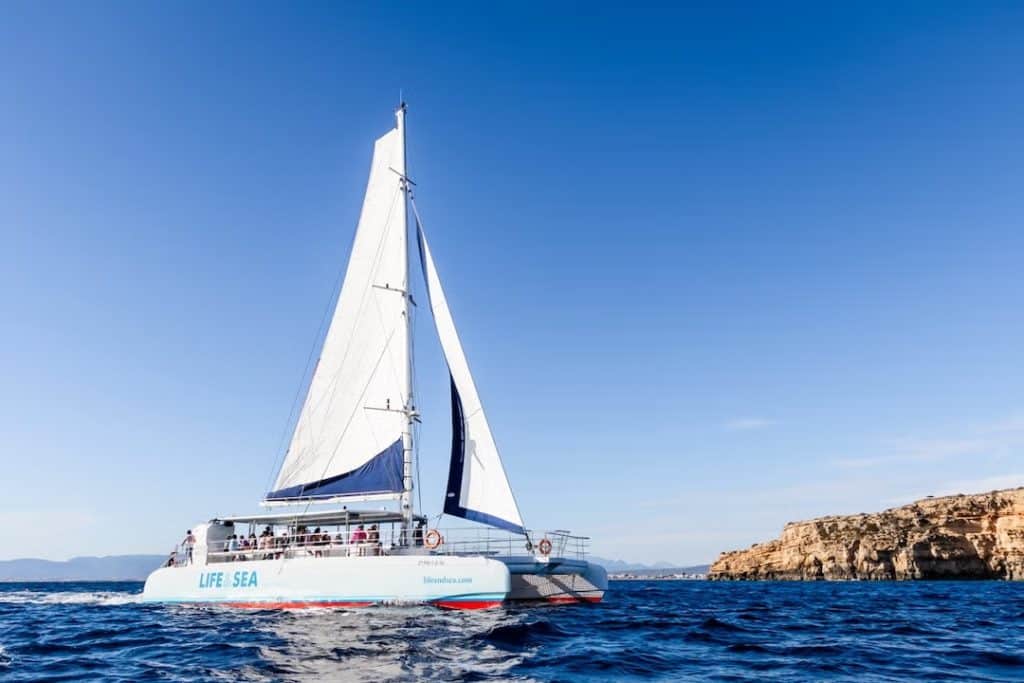 Catamaran en mer près de Palma à Majorque